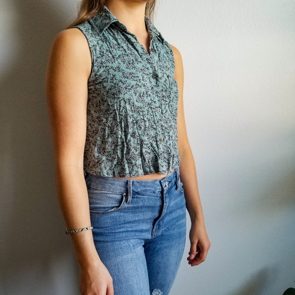 Green button up sleeveless shirt - Picture 2 of 5